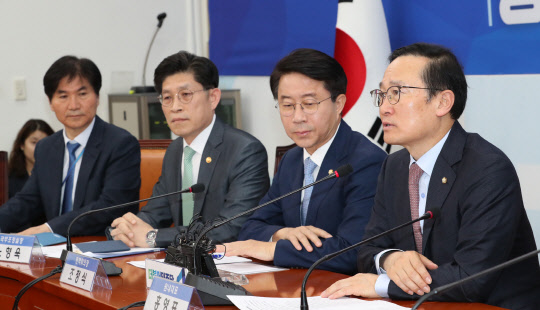 홍영표 민주당 원내대표(오른쪽)가 2일 국회에서 열린 '중장기적 청년정책 로드맵' 논의를 위한 당정청 협의회에서 발언하고 있다. 연합뉴스